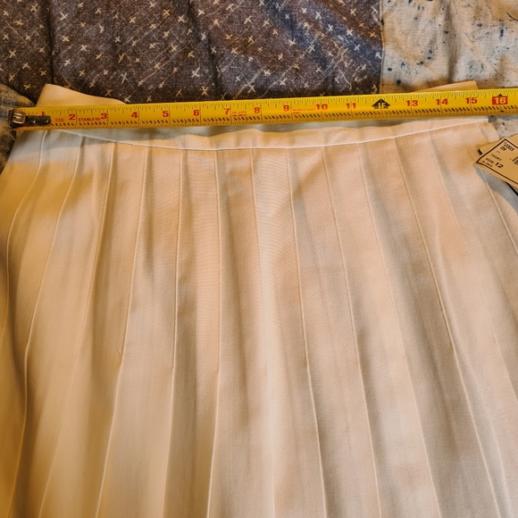 Cream Color Hawksley & Wight Woolmark Pleated Classic Skirt. Size 10-12 - Picture 9 of 11